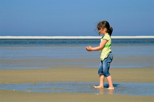 Meisje bouwt haar eigen wadden gebied met handjevol zand