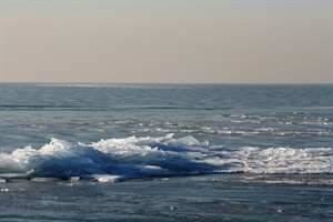 Kruiend ijs op het IJsselmeer