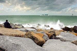 Onrustige zee aan de Maasvlakte