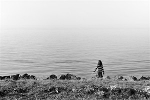 Mysterieus uitzicht op het ijmeer in de mist