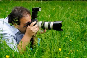 Fotograf Yilaydin bezig met macro op ooghoogte