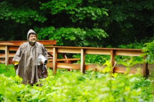 Fotograaf Unal goed ingepakt voor de regen