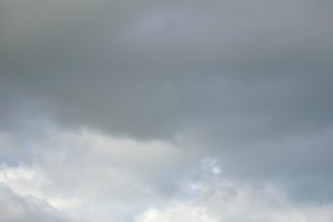 Donkere wolken vormen zich boven de Korendijkse Slikken