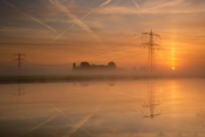 Zonsopgang bij een plas in de Polder Berkenwoude