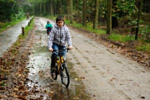 Atilla en Bora fietsen wat te graag door de plassen