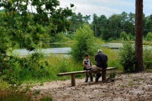 Emral en Bora maken pijl en boog