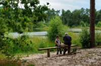 Emral en Bora maken pijl en boog