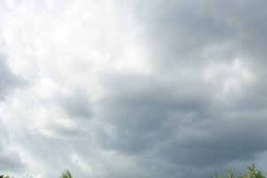 Donkere wolken boven Baardwijkse Overlaat