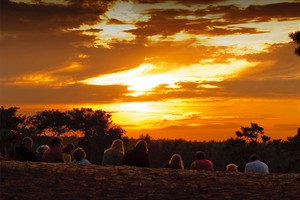 Opladen en optimaal genieten van de zonsondergang in de Drunense Duinen