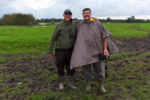 Unal met een vrijwilliger van Natuurmonumenten in de Ackerdijkse plassen