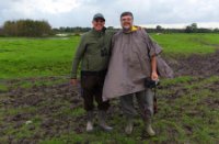 Unal met een vrijwilliger van Natuurmonumenten in de Ackerdijkse plassen