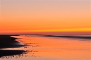 Avondlicht op strand van 