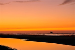 Avondlicht op strand van 