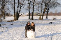 Spelende kinderen in de winter te Loetbos, Natuurgebied Loetbos