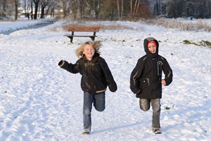 Spelende kinderen in de winter te Loetbos