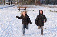 Spelende kinderen in de winter te Loetbos, Natuurgebied Loetbos