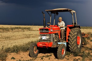 Een echte Turkse boer met zijn tractor