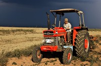 Een echte Turkse boer met zijn tractor