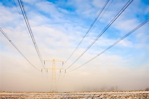 Hoogspanningsdraden die in mist verdwijnen